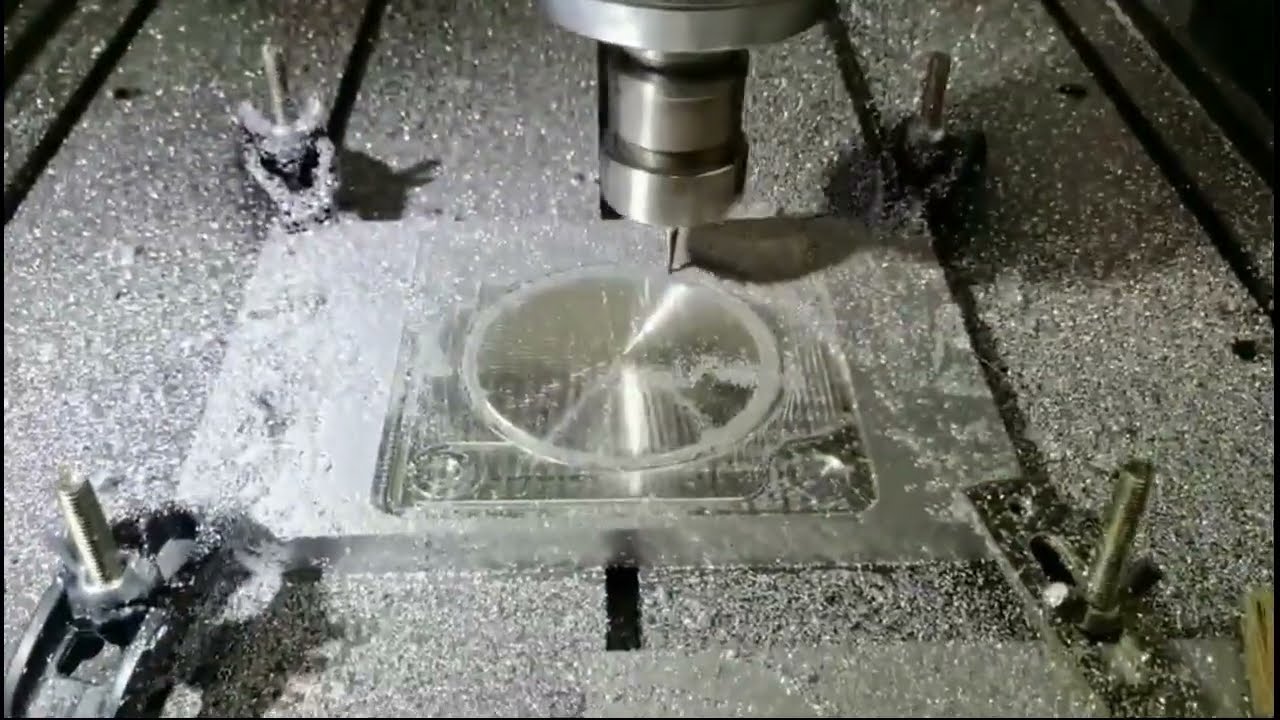 帶自動換刀裝置的 CNC 成型機(jī) 帶自動換刀裝置的 CNC 成型機(jī)